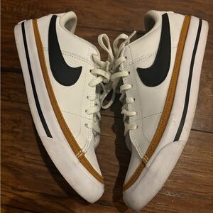 Nike boys size 4/ women’s 5.5/6, court legacy